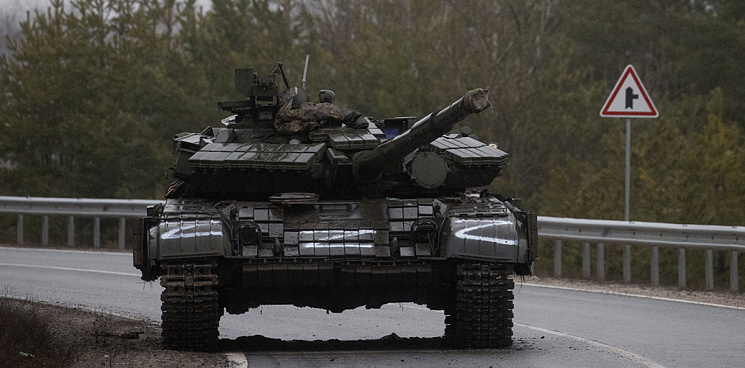 «Броня крепка!» Российские танкисты продолжают ликвидировать позиции ВСУ в Первомайском – ВИДЕО 