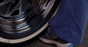 Преступный бизнес: на Кубани мужчина подставлял ноги под колеса машин
