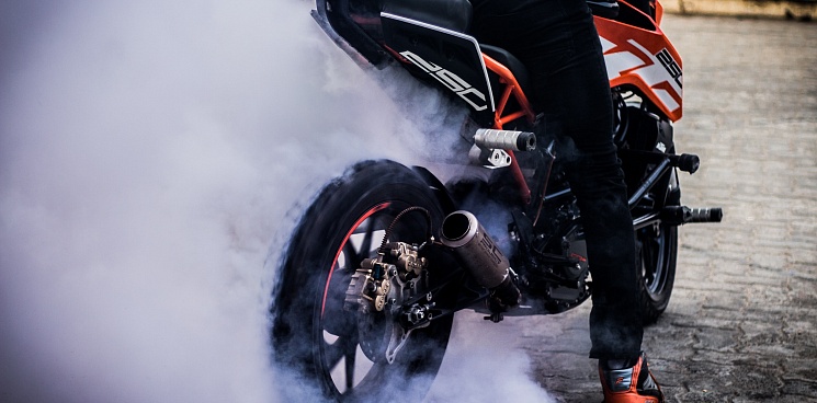 В Краснодаре мстительный мотоциклист распылил газ в сторону водителя авто