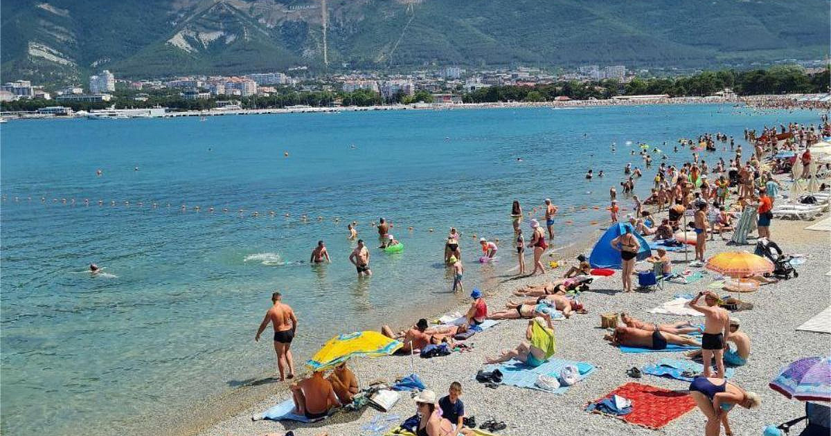 «Грязно, кишит инфекциями, тесно! Пляж отличный, вода теплая и чистая!» - туристы поделились впечатлениями от отдыха в Краснодарском крае