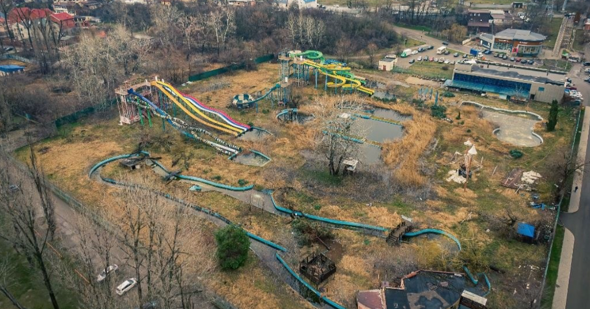Звуками стрельбы детей отпугивают от заброшенного аквапарка в Краснодаре