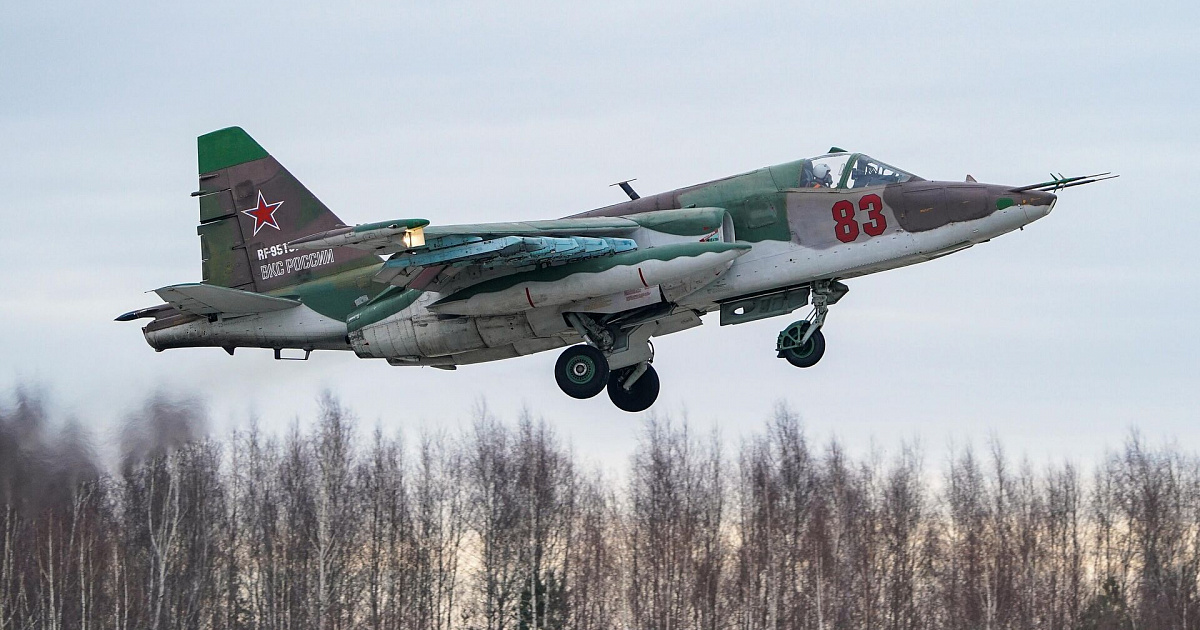 «Спас боевую машину!» Пилот Су-25 посадил самолет без шасси, хотя мог катапультироваться - ВИДЕО 