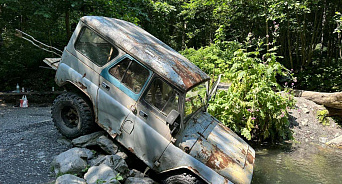«До мойки было далеко, решил искупать авто в реке»: в Сочи поймали пьяного автомобилиста, который «уронил» свой УАЗ в водоём