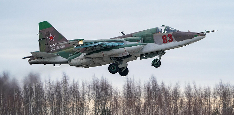 «Спас боевую машину!» Пилот Су-25 посадил самолет без шасси, хотя мог катапультироваться - ВИДЕО 