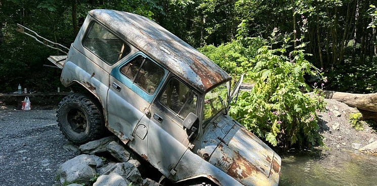 «До мойки было далеко, решил искупать авто в реке»: в Сочи поймали пьяного автомобилиста, который «уронил» свой УАЗ в водоём