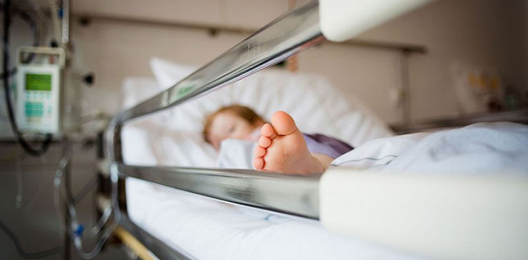 Трехлетняя девочка, которую отец-наркоман угрожал выкинуть из окна в Краснодаре, остается в больнице