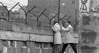 «Появилась своя «Берлинская стена»!» В Краснодаре жителей двора разделили высоким глухим забором, через который теперь лазают дети – ВИДЕО