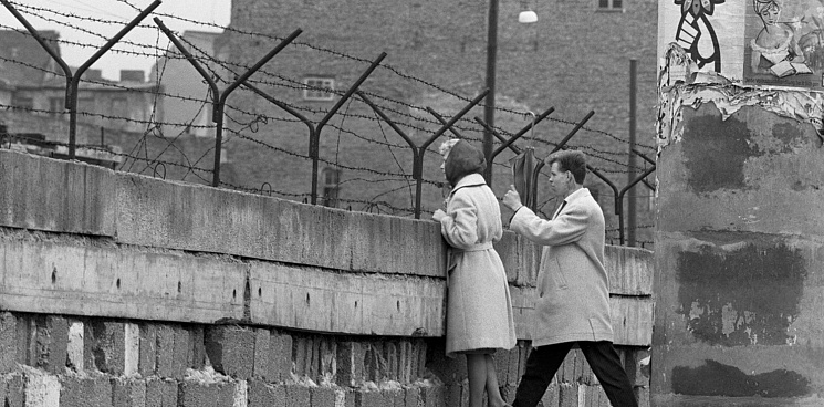 «Появилась своя «Берлинская стена»!» В Краснодаре жителей двора разделили высоким глухим забором, через который теперь лазают дети – ВИДЕО