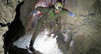 Из самой глубокой пещеры в мире достали тело туриста из Сочи