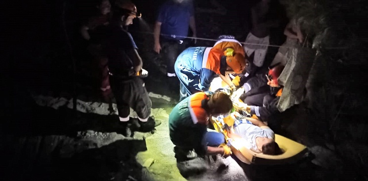 В Сочи спасатели на вертолете эвакуировали из леса травмированного туриста