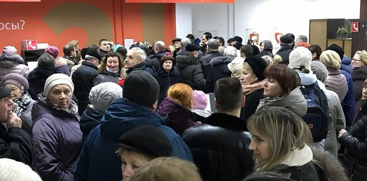 «Отыгрываются на стариках под Новый год!» В Новороссийске пенсионеры не могут вовремя получить справки для льготного проезда на общественном транспорте
