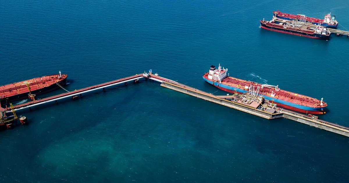 В Новороссийске арестовали иностранное судно после разлива нефти