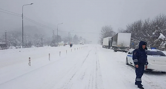На Молдовановском перевале утром 6 февраля закрыли проезд большегрузам