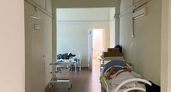 В краевой больнице Краснодара пациенты спят в коридорах без одеял и постельного белья - ВИДЕО