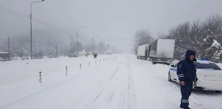 На Молдовановском перевале утром 6 февраля закрыли проезд большегрузам