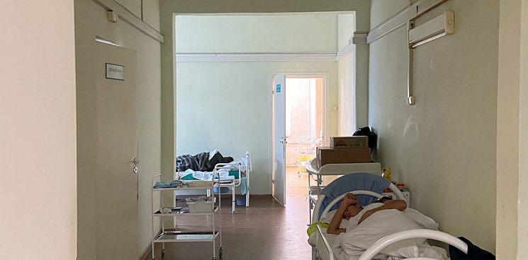 В краевой больнице Краснодара пациенты спят в коридорах без одеял и постельного белья - ВИДЕО