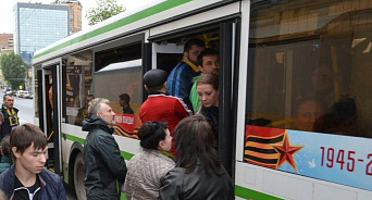 «Откупились»: в Краснодаре ученикам предложили бесплатный проезд вместо школьного автобуса