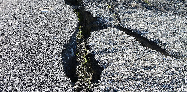 «Стихия – это не гарантийный случай!» На Кубани подрядчик не будет ремонтировать дорогу после оползня – ВИДЕО