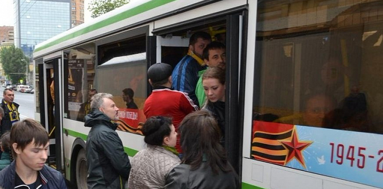 «Откупились»: в Краснодаре ученикам предложили бесплатный проезд вместо школьного автобуса