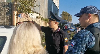 Приставы с дубинками заблокировали рынок «Фермерский — Восточный» в Анапе