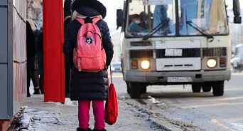 «Проигнорирует ли президент обращение родителей учеников Краснодара, как это сделали местные чиновники?» Видео об отмене школьных автобусов не попало в эфир прямой линии с президентом РФ - ВИДЕО
