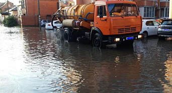 В Краснодаре продолжаются работы по откачке воды на одиннадцати улицах