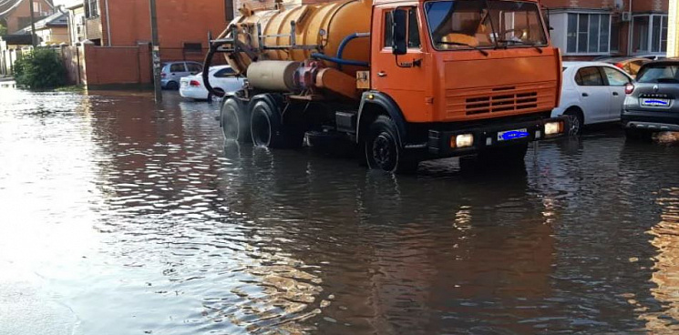 В Краснодаре продолжаются работы по откачке воды на одиннадцати улицах