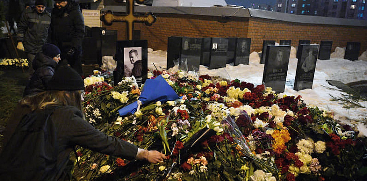 «Вы оппозиция власти, но причём тут слава Украине**?» - блогер прокомментировал похороны Навального* 
