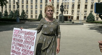 Одиночный пикет безысходности перед администрацией Краснодарского края