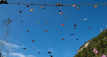 В Сочи побит мировой рекорд массового прыжка парашютистов - ВИДЕО
