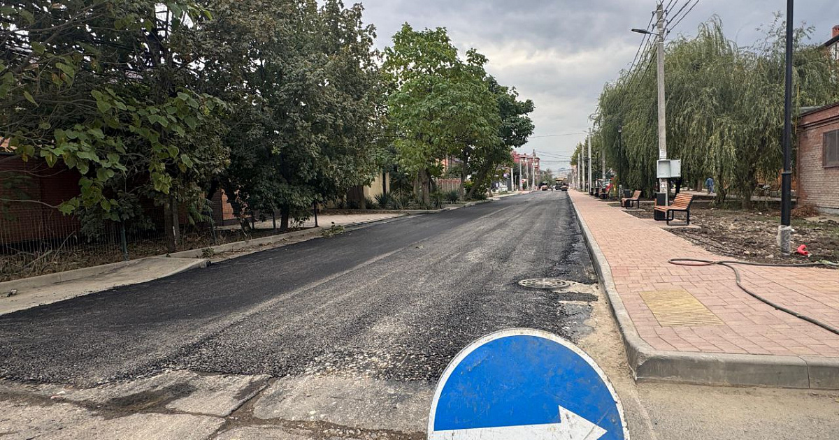 Дорогу рядом с отреставрированным бульваром Шаляпинского асфальтируют