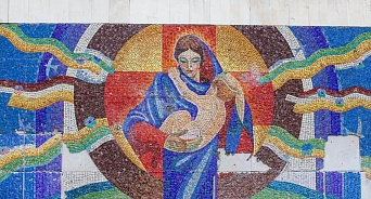 В Краснодаре начали восстанавливать мозаичное панно 80-х годов