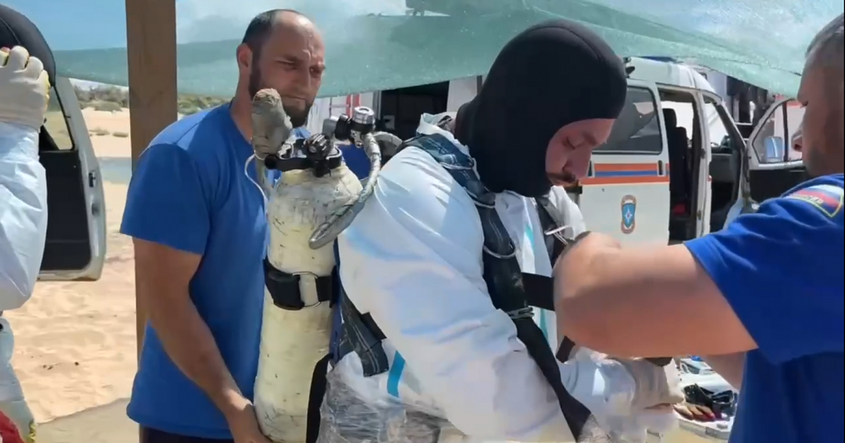 266 мешков с мазутом подняли со дна Черного моря в Анапе