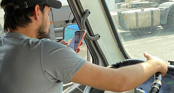 «Езда за рулём вслепую»: на Кубани пассажиры автобуса в Туапсе засняли, как водитель общается по телефону