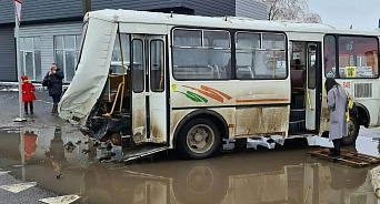 В Краснодаре водитель маршрутки устроил ДТП с иномаркой