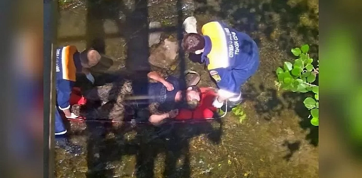 В Сочи мужчина упал с моста, его с травмами госпитализировали