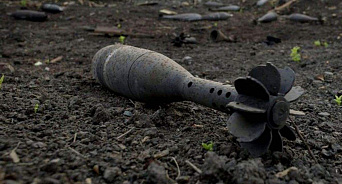  «Как ракета!» В Краснодарском крае в поле местные жители обнаружили снаряд, из которого шёл дым - ВИДЕО