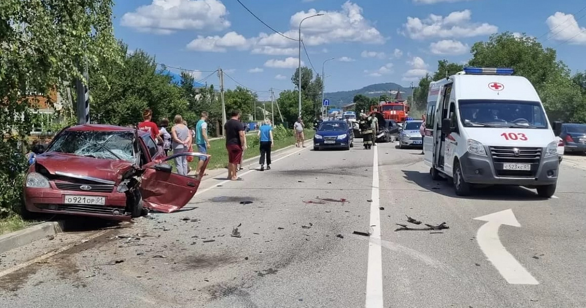 В Адыгее столкнулись автобус и три легковушки, пострадали два человека