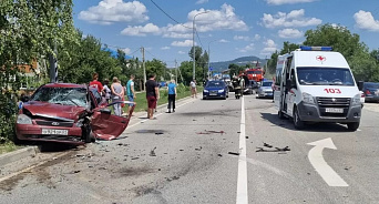 В Адыгее столкнулись автобус и три легковушки, пострадали два человека