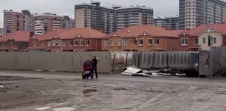 «Детей машины передавят!» Жители Краснодара пожаловались на отсутствие нормального пешеходного перехода