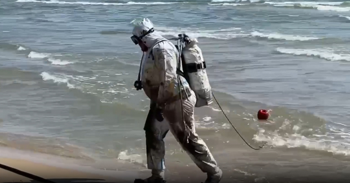 Водолазы подняли 73 мешка с мазутом со дна Черного моря