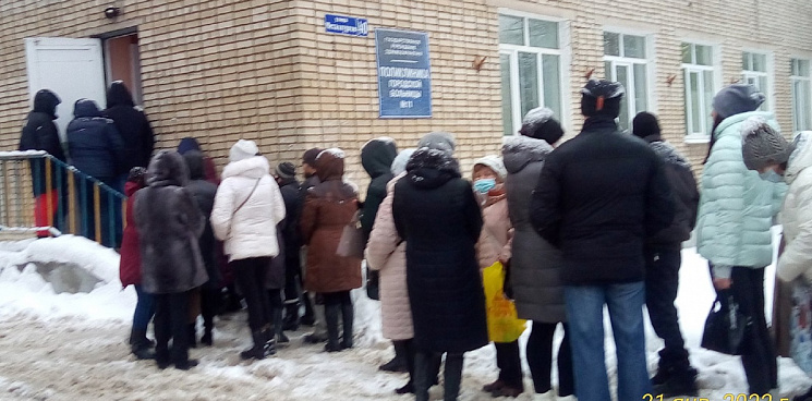 В Краснодаре очереди на ПЦР-тест в поликлиниках вытянулись на улицы - ВИДЕО