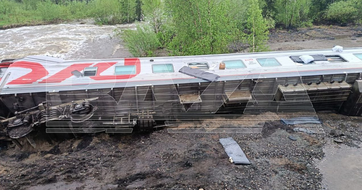 «Вагоны валяются на земле»: пассажирский поезд Воркута-Новороссийск сошёл с рельсов