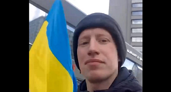 «Наплевать всем на дурака»: активист вышел с украинским флагом в центр Москвы 