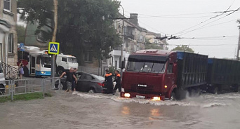 В Новороссийске из-за ливня утонули автомобили - ВИДЕО
