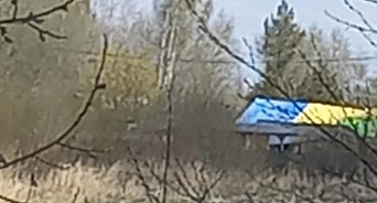 «Антиукраинское сумасшествие»: в Ленобласти дачник пожаловался в органы на фермера, который сделал «сине-жёлтую» крышу у себя на участке  