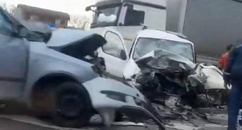 «Жуткая авария, машины всмятку»: в краснодарской станице столкнулись два автомобиля, водители погибли - ВИДЕО