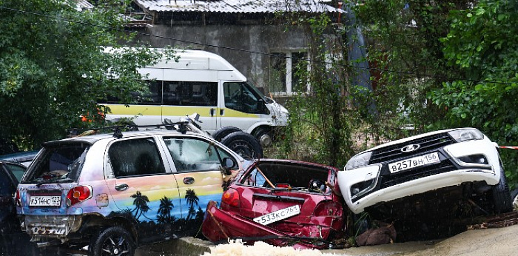 «Мирный уходит под воду!» В Сочи прошел залповый ливень, жители спасают свои машины – ВИДЕО 