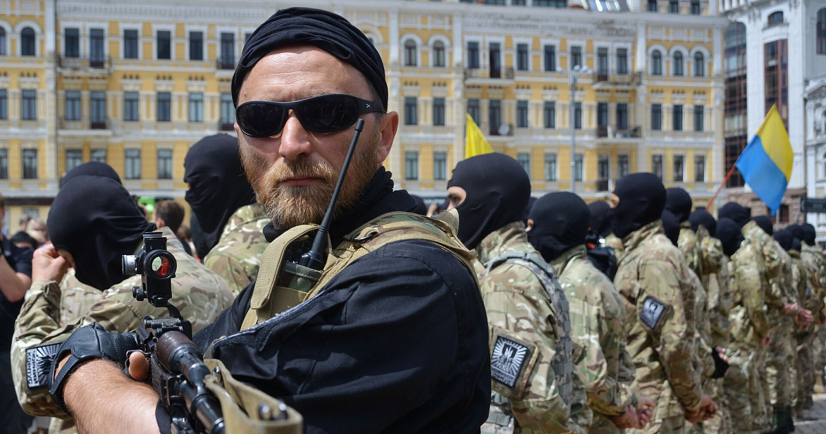 «Фашисты, убирайтесь!» В Праге горожане вышли на митинг против визита неонацистов из «Азова»* 