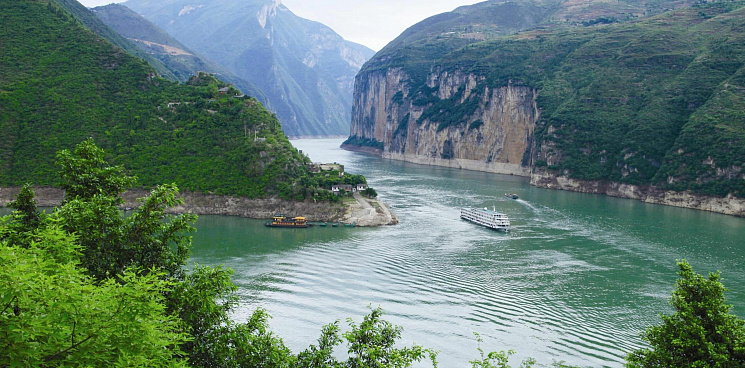 В Сети появились кадры пересохшей из-за жары китайской реки Янцзы